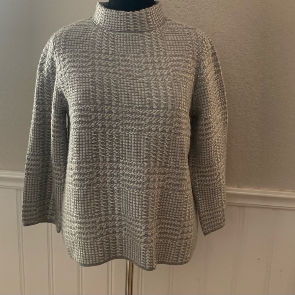 Chico’s pull over sweater zipper in back